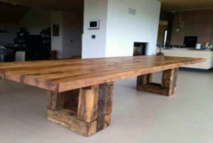 Très grande table en bois verni Pieds poutre