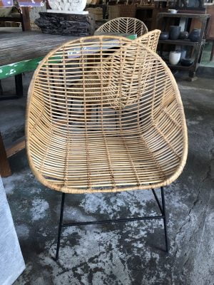 Large rounded rattan armchair with metal legs - Fauteuil arrondi large en rotin