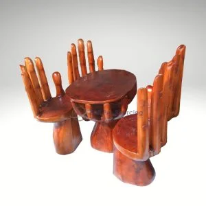 Un ensemble de chaises et table en bois