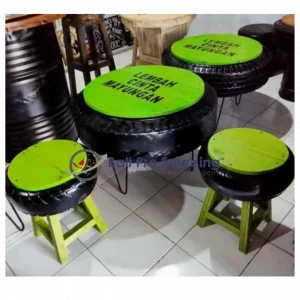 Un ensemble de table et chaises recyclées