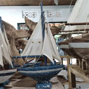 Un ensemble de 3 voiles de bateau en bois