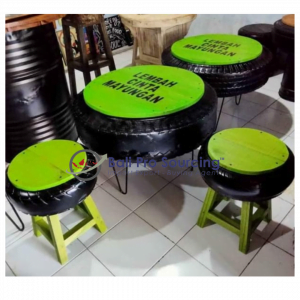 Un ensemble de table et chaises recyclées