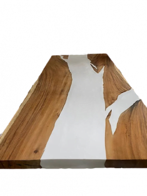 Table en bois avec résine