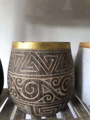 Petit pot en bois avec sculpture - Petit pot en bois avec sculpture