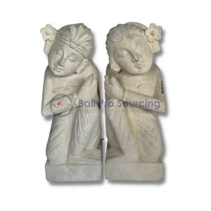 Un ensemble de 2 statues de couple balinais