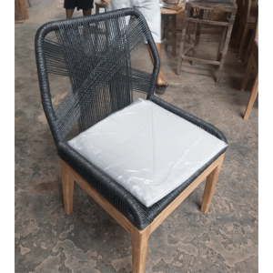 Tsunade Curved chair with cushion
