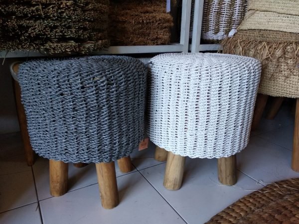 Cylinder stool with wooden legs - Tabouret cylindre pieds bois